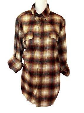 lumberjack chic Fall oversized buffalo plaid button down shirt 90s grunge M/L
